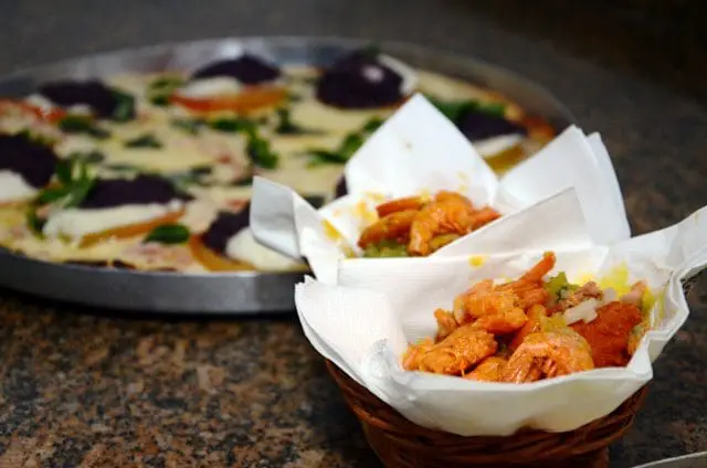 Pizzas produzidas na hora pela Paulino Pizzaria