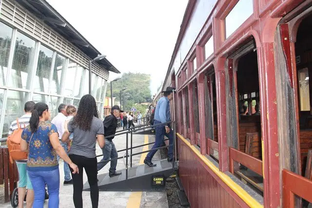 Os momentos que antecedem o embarque para a viagem no tempo são de grande expectativa