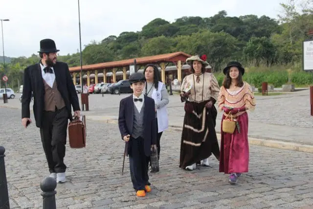 Personagens, em trajes de época, dão mais veracidade à viagem no tempo (Foto: DT)