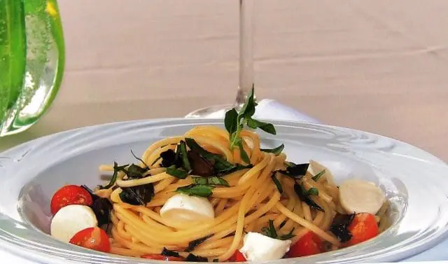 Opções vegetarianas: Spaghetti especial e aromático com crostini de berinjela, tomate sweet grape, bocconcini ao aroma de azeite de manjerona (Foto: divulgação)