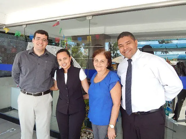 Claudio Filho com os colaboradores Verônica (encarregada de hospedagem), Socorro (governanta) e Germano (encarregado de reservas).