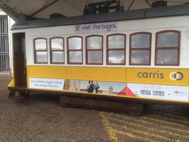 Bonde de Portugal exposto no Viaduto do Chá, no centro de São Paulo (Foto: Lucas Kina)