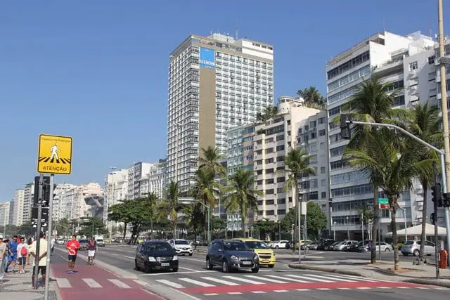 Alguns ícones da paisagem urbana do Rio de Janeiro dispensam legendas e apresentações até para turistas. É o caso do Pão de Açúcar, do Maracanã e do Rio Othon Palace Copacabana (Foto: DT)