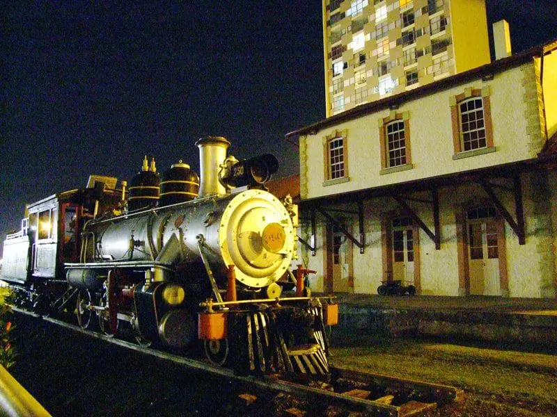 Casa da Memória: Este edifício de estilo eclético, foi inaugurado em 1894, para ser sede da primeira Estação Ferroviária de Ponta Grossa. Servia de embarque e desembarque de passageiros, bem como para o transporte de cargas (Foto: Wanter Alves).