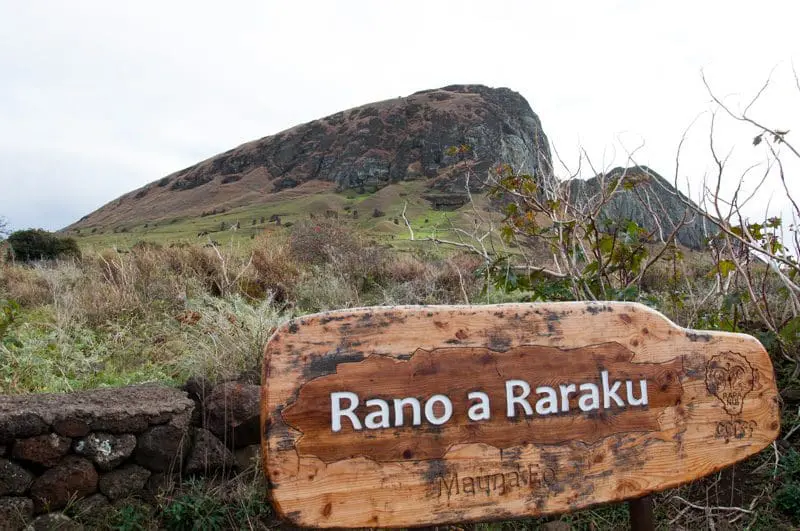A linha de montagem das estátuas era o vulcão Rano Raraku na região leste da ilha