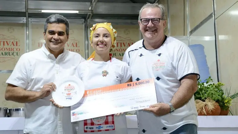 Vencedora_FGT_Christiane Mendes ganha o 1º lugar na categoria prato doce com Geladinho Caipira - (Foto_Júnior Suzuki)