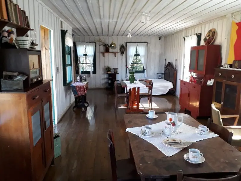 A vila transfere uma nostalgia por apresentar de forma intacta, irretocável, as casas de madeira como eram a 100 anos (Foto: DT)