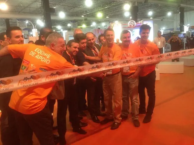 Corte da fita do Hiper Feirão de Viagens Flytour com representantes e Michael Barcoczy (Foto: DT)