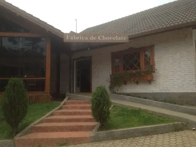 Entrada da Fábrica de Chocolate, que permite aos visitantes uma espiada no processo de produção do chocolate vendido na loja (Foto: Lucas Kina/DT)
