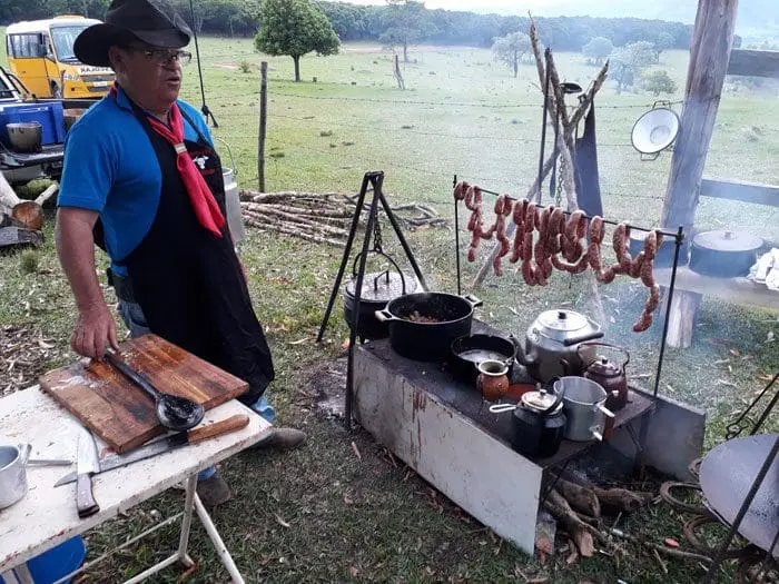 A mais original cultura tropeira nos recepciona trajada à moda campeira, com lenço vermelho no pescoço (Foto: DT)