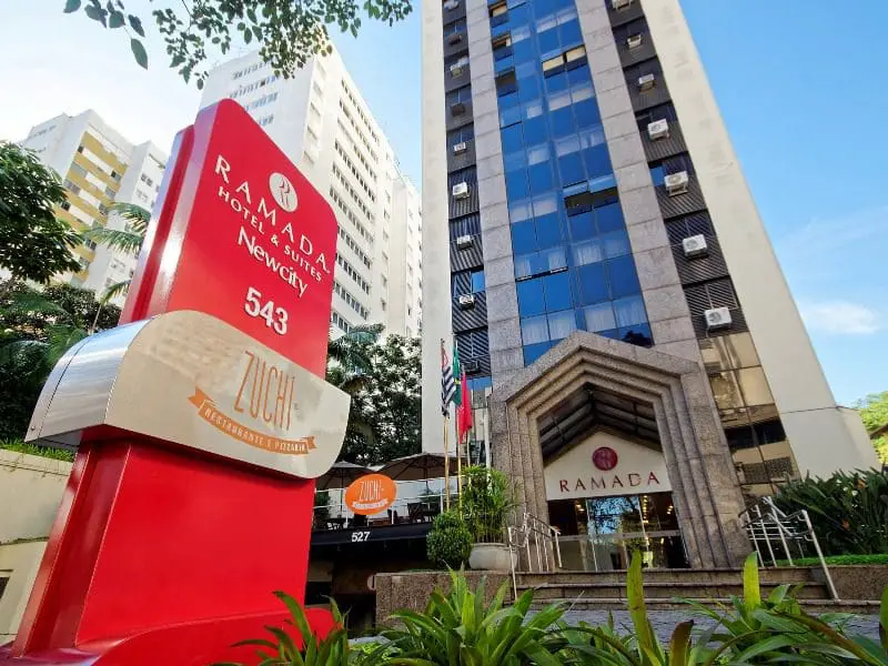 O Ramada Itaim conta 65 apartamentos, oferece academia aos seus hóspedes, além de restaurante que serve café da manhã, almoço e jantar (divulgação)