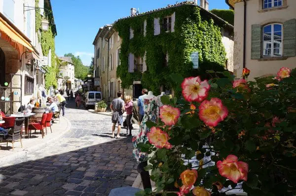 Ruas floridas e tranquilas de Lourmarin