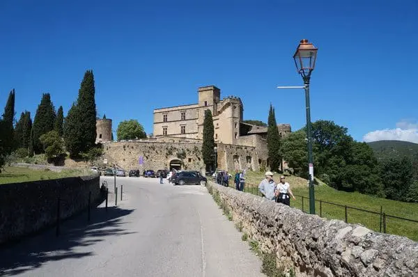 O castelo é visita obrigatória, especialmente se você for na alta temporada, durante o verão abrasador da Provence (Fotos: Adriana Reis)