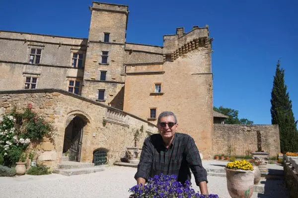 Jornalista Paulo Panayotis e o Castelo de Lourmarin na primavera