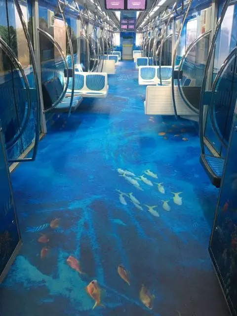 Pernambuco adesivado no piso, nos bancos e nas paredes do Metro de São Paulo