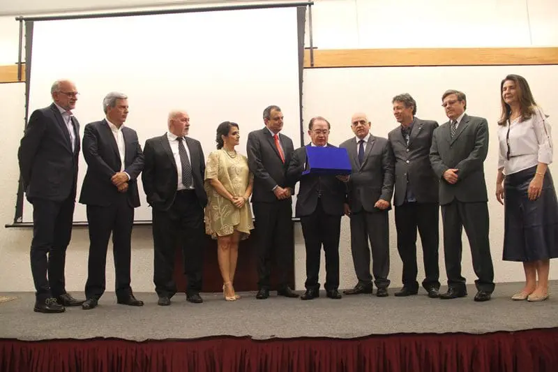 Presidentes e representantes das ABIHs estaduais entregam a Jatahy placa alusiva à sua administração (Fotos:DT)