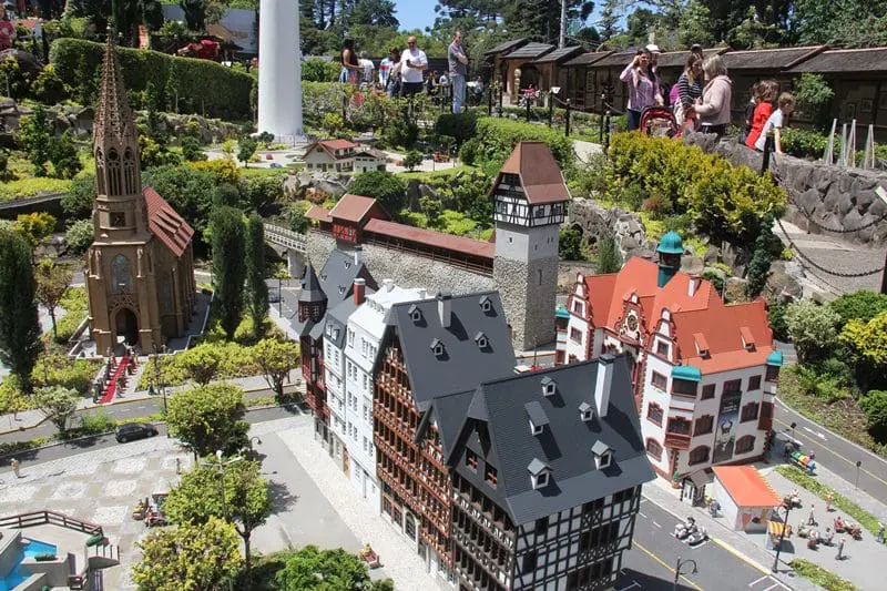 O Parque fica colado ao hotel e possui centenas de miniaturas de construções que estão espalhadas pelo mundo