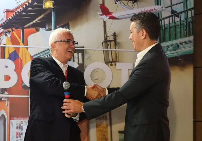 Tarcísio Gargioni, VP marketing e vendas da Avianca Brasil e Felipe Carreras, secretário de Turismo de Pernambuco durante evento (Foto: Hesíodo Goes)