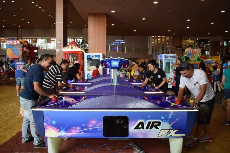 Jogos eletrônicos para os pais enquanto as crianças se divertem