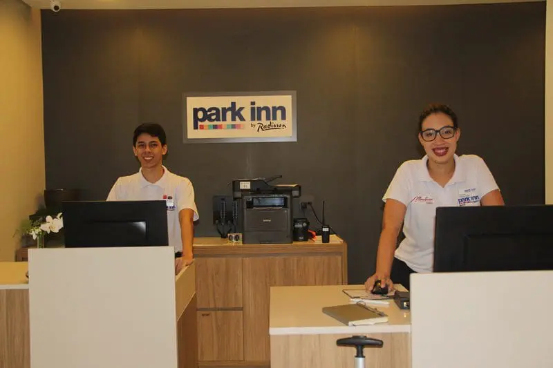 Com o slogan Adding color to life o Park Inn By Radisson Santos passa um espírito e um astral jovial a quem se hospeda. Na foto, Leandro e Caroline, na recepção (Crédito: DT)