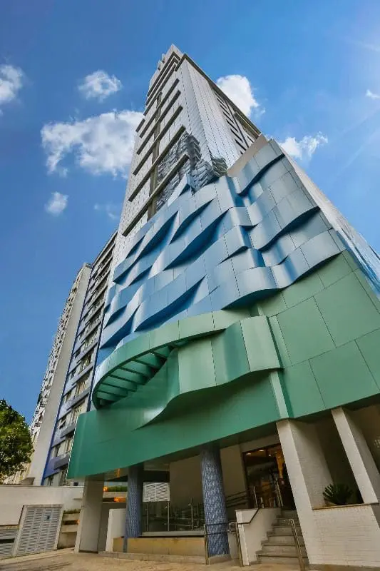 Além da decoração colorida e dos móveis modernos da unidade santista, o que chamou a atenção da reportagem do DIÁRIO DO TURISMO foi a estrutura futurista do hotel, em um tom azulado quase metálico (Crédito: DT)