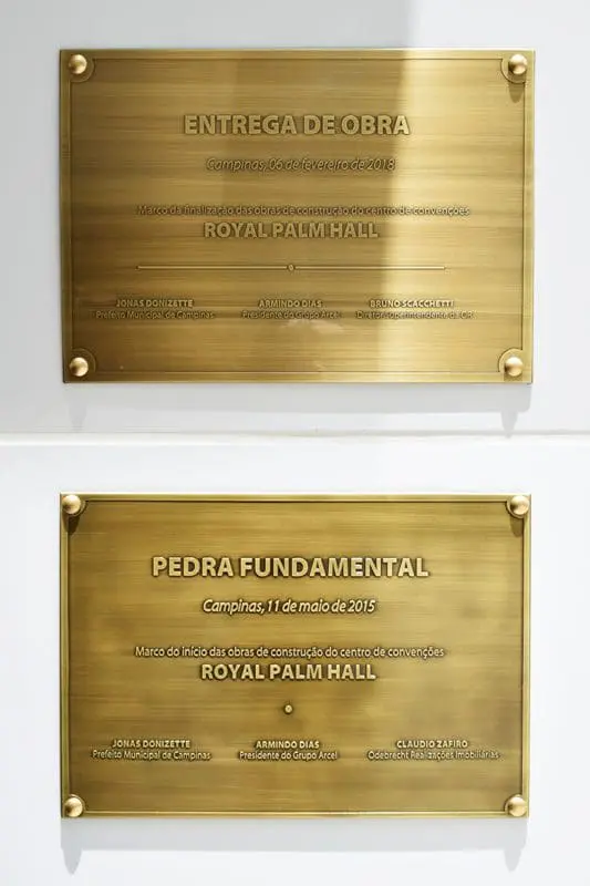 Placas que marcam o período do início e o fim da obra