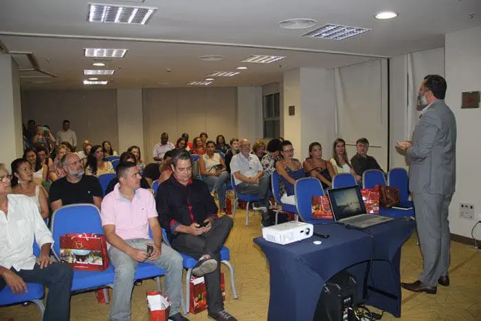 O diretor da Ásia Total, Jefferson Santos, fez a apresentação inicial