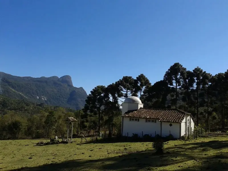Há também um templo pequeno, santuário espiritual, nos arredores, que encanta pelos cantos gregorianos...