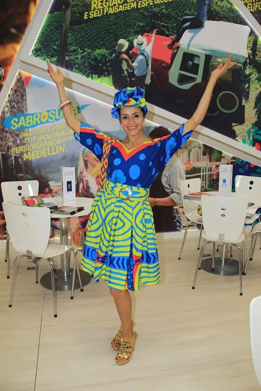 Dançarina que faz parte do conceito colombiano colorido e animado (Crédito: Lucas Kina/DT)