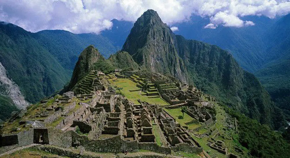 Segundo informações do Ministério do Comércio e Turismo do país, cerca de 70 mil a 100 mil turistas visitam Machu Picchu a cada mês (Foto: BBC)