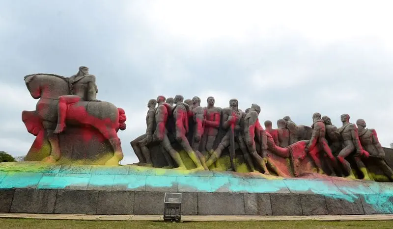São Paulo - O Monumento às Bandeiras, localizado na entrada do Parque do Ibirapuera, amanheceu pixado com tinta colorida. (Rovena Rosa/Agência Brasil)