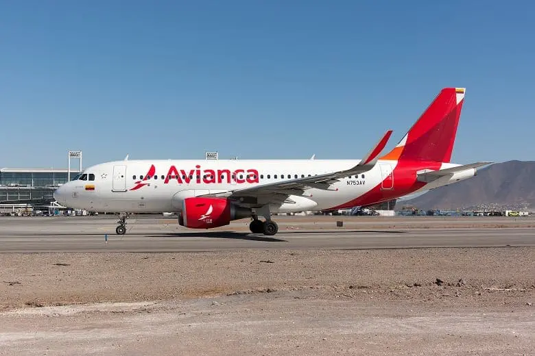 An Avianca Airbus 319 taxiing at Santiago airport