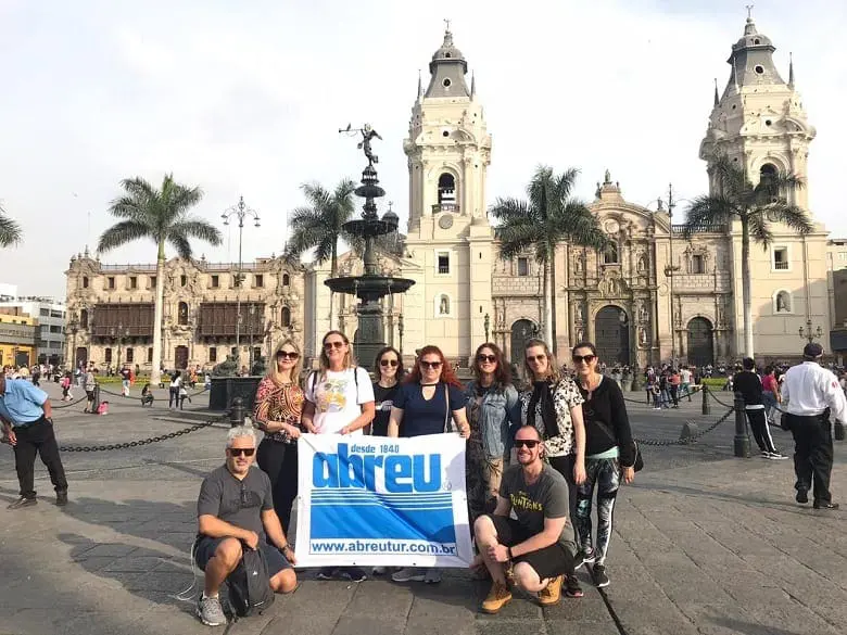 Grupo de agentes de viagens parceiros da Abreu durante viagem pelo Peru
