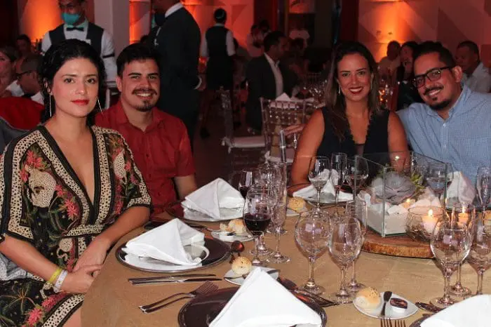 Niki Melo (Booking.com) e seu acompanhante; Júlia Loyola (Booking.com) e Tiago Beltrão (Booking.com).
