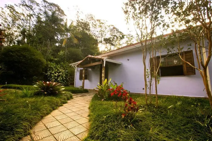 A Pousada Fiori de Luce é rodeada por flores e natureza.