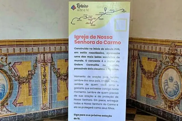 Totem informativo implantado pela Setur-BA no roteiro de turismo religioso Arte e Fé, em Salvador