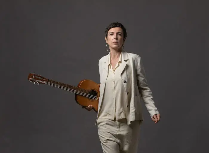 Cantora Adriana Calcanhotto faz show em Curitiba