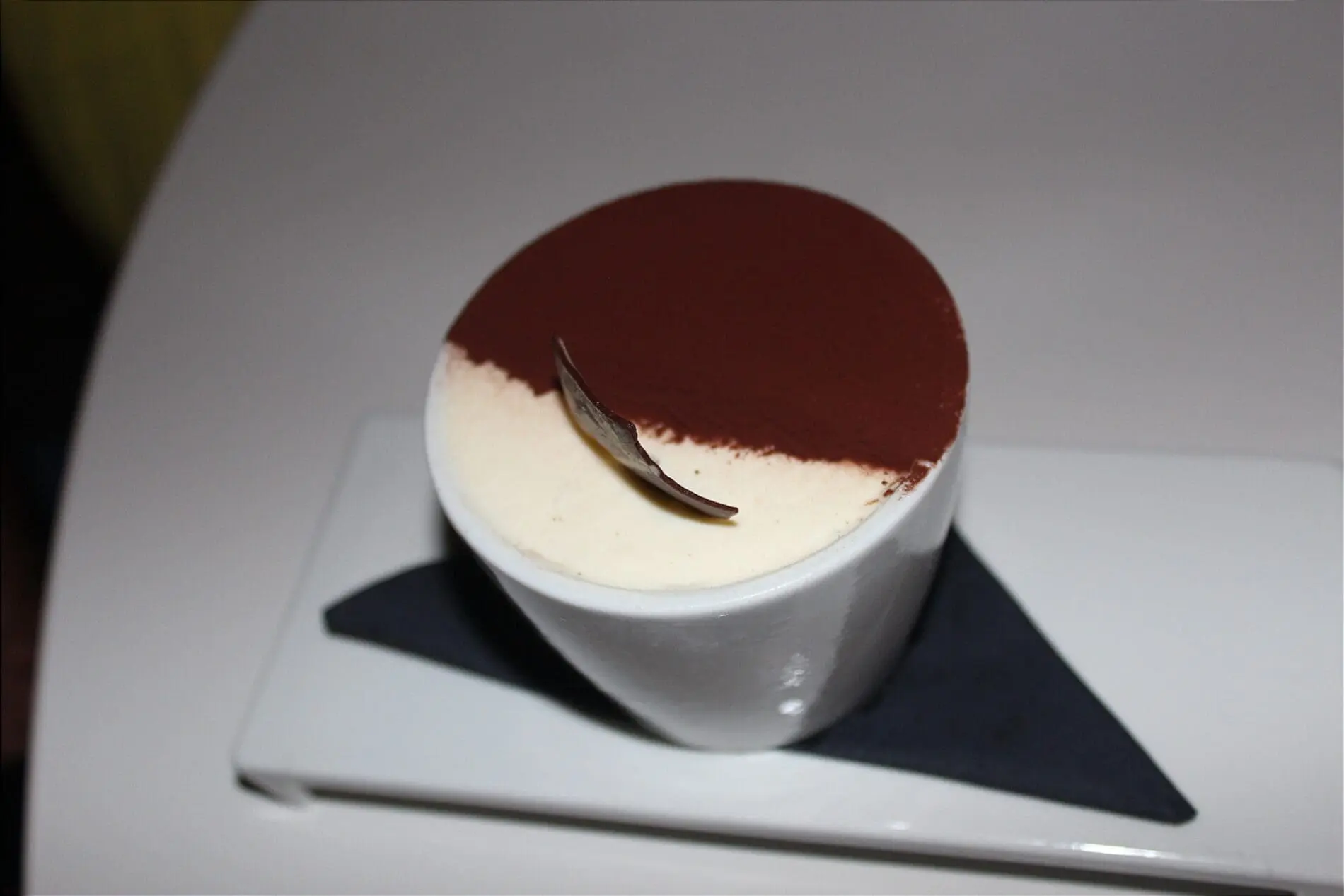 QP Bistrô - Tiramisu com biscoitos Savoiardi, expresso, mousse de mascarpone, chocolate 58%