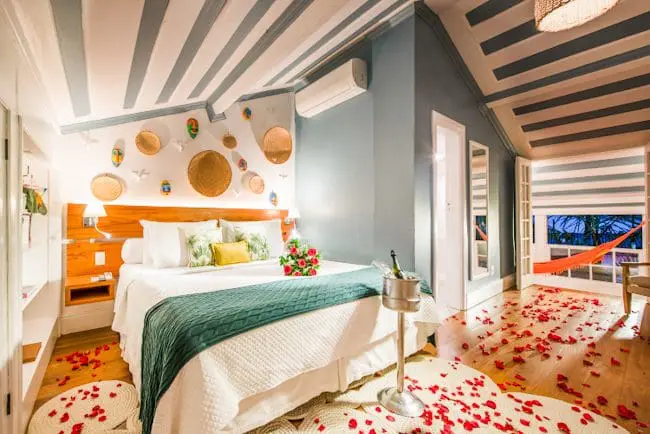 Apartamento com decoração romântica do Sandi Hotel (foto: divulgação)