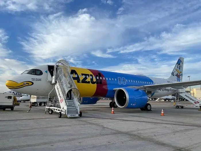 O avião da Azul "Pato Donald nas Nuvens" fez seu primeiro voo comercial no último sábado, dia 28 de maio, de Guarulhos, em São Paulo, para Brasília.