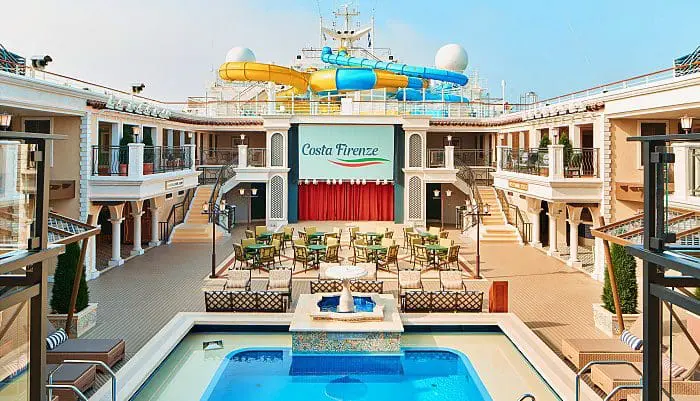 Piscina do deck Versilia do navio de cruzeiros marítimos Costa Firenze, da Costa Cruzeiros (foto: divulgação)