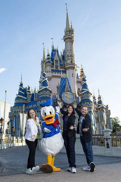 Da esquerda para a direita, Cinthia Douglas (Diretora de Marketing e Vendas da Disney Destinations); Pato Donald; Tariana Cruz (Gerente Geral de Marketing da Azul Linhas Aéreas); e Luiz Araújo (Gerente de Vendas da Disney Destinations) posaram me frente ao castelo da Cinderella.