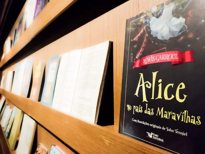 Estande de livros de Alice e sual 100 traduções