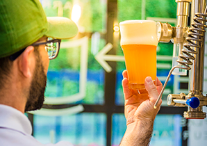 Na Fábrica da Cerveja Campos do Jordão, no Parque da Cerveja, é possível fazer um tour pela fábrica e degustar cerveja artesanal.