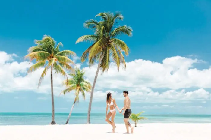 Família na praia passeando