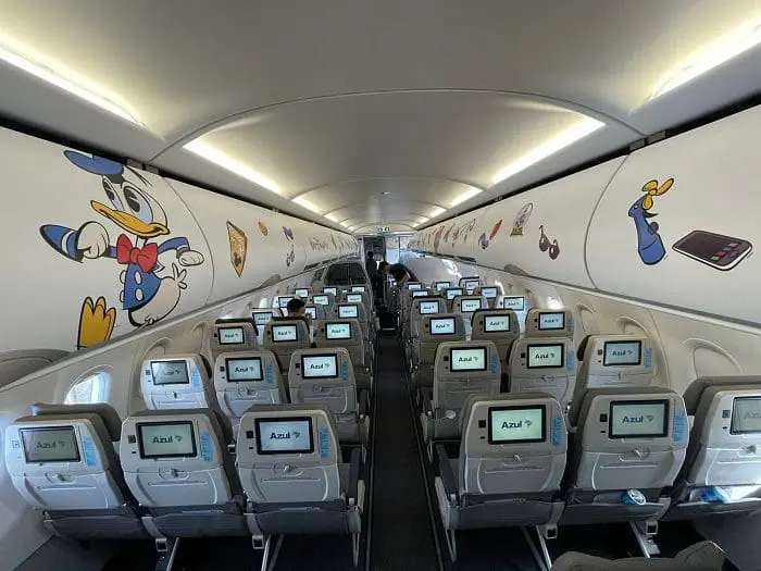 Interior do avião da Azul "Pato Donald nas Nuvens" é cheio de detalhes inspirados no personagem.