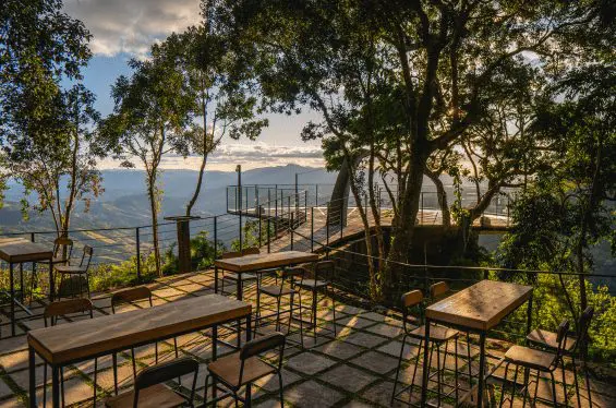 No Mirante Mantiqueira, no Parque da Cerveja, em Campos do Jordão - SP, o visitante pode admirar a paisagem e ainda degustar petiscos e bebidas.