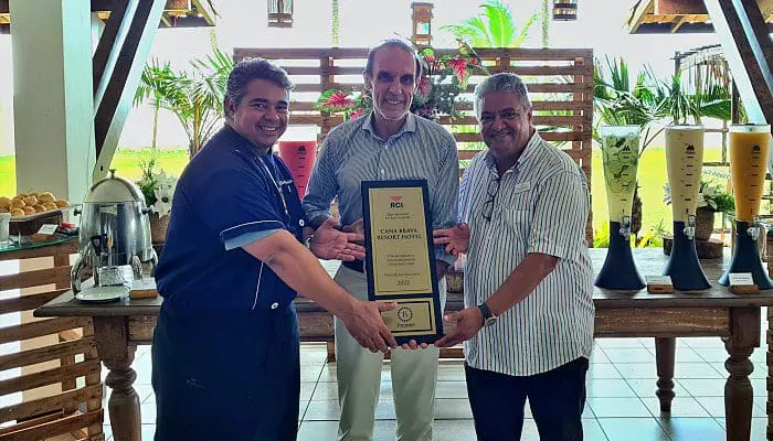 Executivos do Cana Brava Resort com duas premiações da RCI (foto: divulgação)