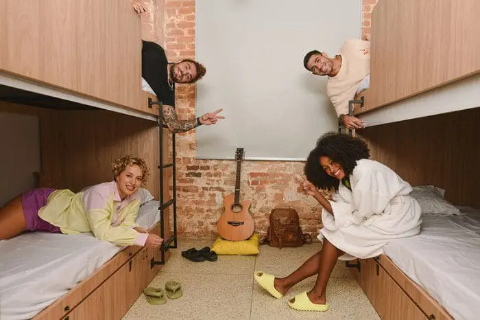 Quatro pessoas na acomodação compartilhada no hotel JO&JOE Rio de Janeiro, no Largo do Boticário - RJ.