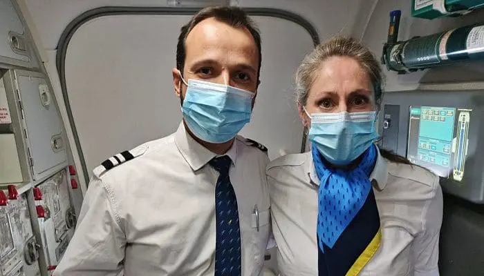 Marisa Carnavali e Cristian Sayans, comissários de bordo que atenderam os passageiros do voo inaugural da Aerolineas Argentinas entre São Paulo e Salta (foto: Diário do Turismo - Paulo Atzingen)